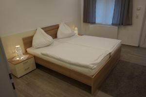 Ein Bett oder Betten in einem Zimmer der Unterkunft Gösserhof