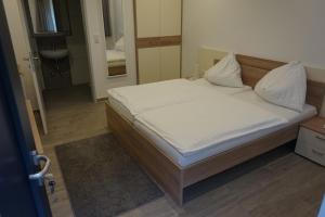 Ein Bett oder Betten in einem Zimmer der Unterkunft Gösserhof