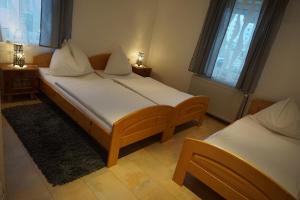 Ein Bett oder Betten in einem Zimmer der Unterkunft Gösserhof