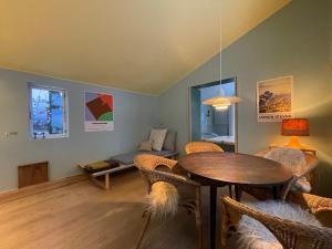 a living room with a table and chairs and a couch at Agerdal - dejligt hus midt i mark og have in Nykøbing Mors +29 photos