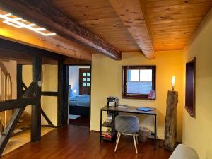 a room with a desk and a room with a bed at Ferienhaus Königstein in Königstein an der Elbe