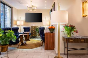 a lobby with a waiting room with chairs and a tv at Résidence Aston la Scala in Nice