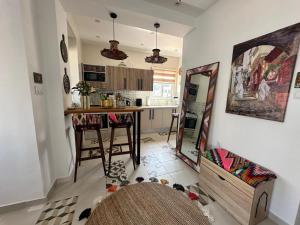 a kitchen with a table and a mirror in a room at Telemly Douira el ALIA Alger in LʼAgha