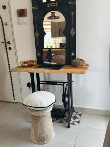 a table with a laptop on it with a stool at Telemly Douira el ALIA Alger in LʼAgha +9 photos