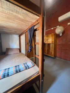 a bunk bed in a tiny house at C U Hostel in Trincomalee