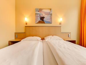 2 camas en una habitación de hotel con un cuadro en la pared en Bodensee Yachthotel Schattmaier, en Kressbronn am Bodensee