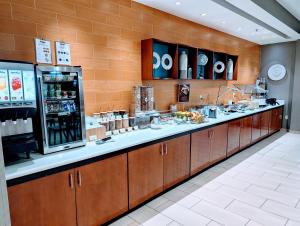a restaurant with aasteryasteryasteryasteryasteryasteryasteryasteryasteryasteryasteryastery at SpringHill Suites by Marriott Houston Rosenberg in Rosenberg