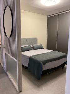 sypialnia z łóżkiem i lustrem na ścianie w obiekcie Edificio kona21 w mieście Posadas