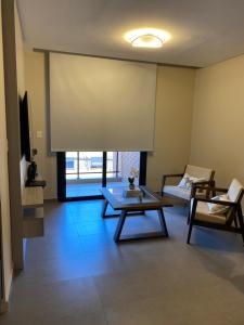 salon ze stołem i kanapą w obiekcie Edificio kona21 w mieście Posadas