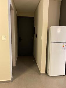 korytarz z czarnymi drzwiami i lodówką w obiekcie Edificio kona21 w mieście Posadas