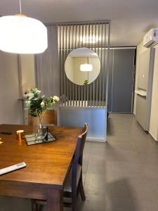 jadalnia z drewnianym stołem i kuchnią w obiekcie Edificio kona21 w mieście Posadas