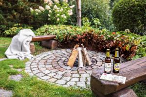 a fire pit with baseball bats and two bottles of beer at Elbvilla Pirna mit Sauna und Kamin mit privatem Zugang zur Elbe in Pirna