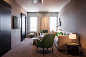 TV a/nebo společenská místnost v ubytování KUST Hotell & SPA