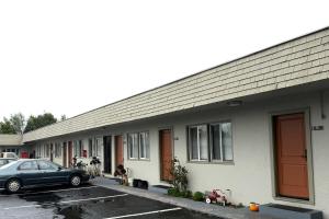 a car parked in a parking lot in front of a building at 6 Rivers Motel Fortuna near Hwy 101 in Fortuna