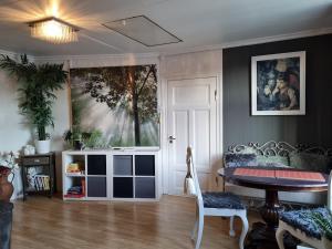 a living room with a table and a dining room at Loftsleilighet in Vennesla