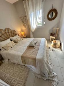 a bedroom with a large bed and a window at Telemly Douira el ALIA Alger in LʼAgha