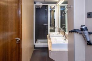 a bathroom with a shower and a sink at Hotel BESTPRICE Toledo in Toledo +25 photos