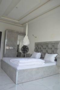 a bedroom with a large white bed in a room at Villa Keur Carla in Niangol