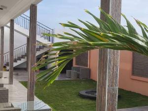 a palm tree in the middle of a courtyard at Villa Keur Carla in Niangol