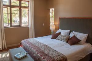 Un dormitorio con una cama grande con almohadas. en Wessels House, en Ciudad del Cabo