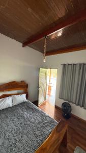 a bedroom with a bed and a window at Refúgio das Araras in Pirenópolis +9 photos