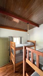 two bunk beds in a room with a ceiling at Refúgio das Araras in Pirenópolis