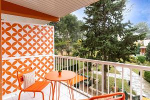 a patio with a table and chairs on a balcony at Hesperia Mallorca in Palma de Mallorca