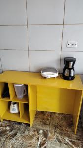 a yellow table with a blender on top of it at Casa do Sol II in Peruíbe