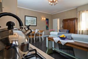 a tea kettle sitting on top of a kitchen counter at EDDA - Regarda Travel in Lazise