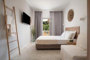 una camera da letto bianca con un letto e un divano di Haus Risos Next Generation a Toroni Altre 30 foto