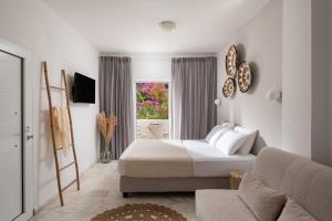 una camera d'albergo con un letto e un divano di Haus Risos Next Generation a Toroni
