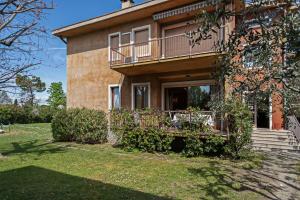 a house with a balcony on the side of it at EDDA - Regarda Travel in Lazise