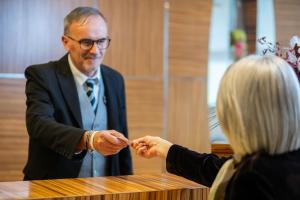 a man shaking the hand of a woman at Bibione Palace Hotel in Bibione +85 photos