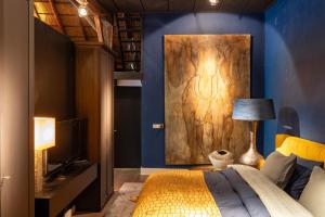 a bedroom with a bed and a painting on the wall at Luxe Veluwse Bosrand Suite met Jacuzzi en Zwembad in Lunteren