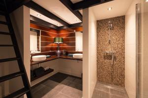 a bathroom with two sinks and a shower at Luxe Veluwse Bosrand Suite met Jacuzzi en Zwembad in Lunteren