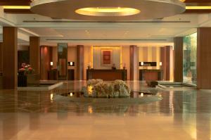 a lobby with a fountain in the middle of a building at Jinling Resort Nanjing in Nanjing