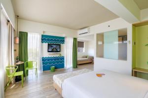 Letto o letti in una camera di MaxOneHotels at Bukit Jimbaran