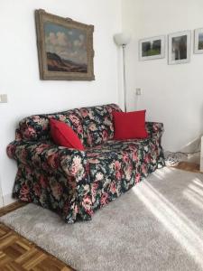 a couch with red pillows in a living room at Pied à Terre Oostersingel UMCG in Groningen