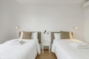 two beds sitting next to each other in a bedroom at TeXeda Room Suites in Tejeda