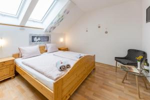 ein Schlafzimmer mit einem Bett, auf dem ein Stofftier liegt in der Unterkunft Weingut Krell in Mitterretzbach