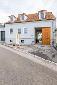 ein großes weißes Haus mit Garage in der Unterkunft Weingut Krell in Mitterretzbach