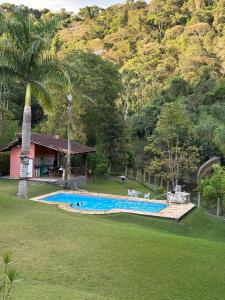 a swimming pool in the middle of a yard at Chacára Reni in Itajubá