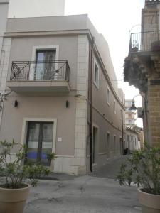 un edificio con un balcón en el lateral. en Guest House San Domenico, en Augusta