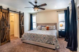 a bedroom with a bed and a ceiling fan at Lulu’s Family Lakehouse in Garden City