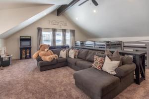 a living room with a couch and a teddy bear at Lulu’s Family Lakehouse in Garden City