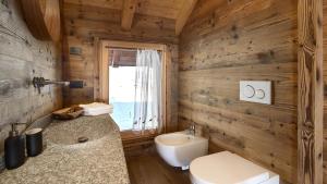 a bathroom with a toilet and a sink at Chalet Les Combes in Ponte di Legno