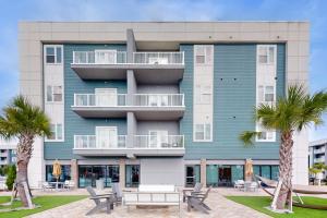 a building with palm trees in front of it at 2 Mi to UF Campus! Modern Luxury Apt w/ Pool in West Hills