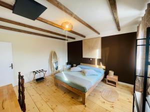 a bedroom with a bed and a black wall at Cà VENDALIS Agriturismo & Cantina in Cinto Euganeo