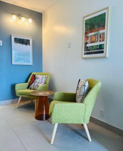 a waiting room with two chairs and a table at Deja-Blue studio-pool in Simpson Bay