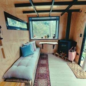 a living room with a couch in a tiny house at La Tiny TINY HAUS in Bogotá